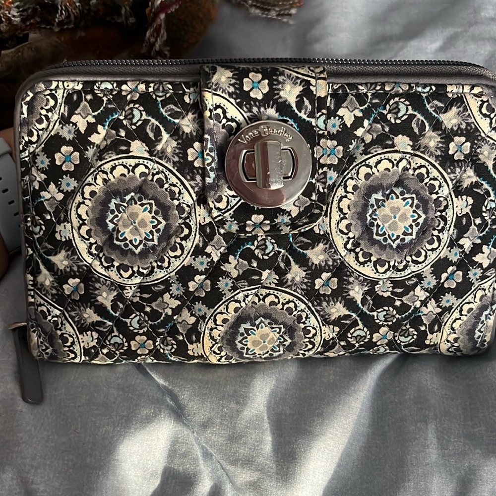 Vera Bradley Wallet. Very good condition. Not used much.